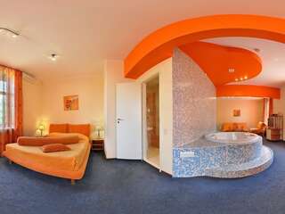 Гостиница Максима Ирбис Отель Москва Люкс &quot;Апельсин&quot; (Orange Suite)-1