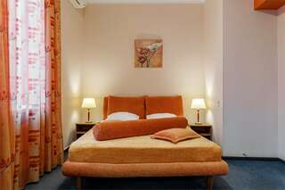 Гостиница Максима Ирбис Москва Люкс "Апельсин" (Двухспальная кровать)-3