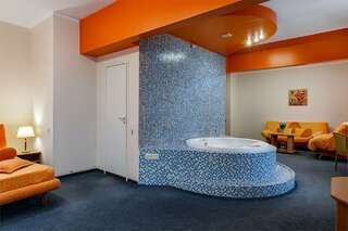 Гостиница Максима Ирбис Москва Люкс "Апельсин" (Двухспальная кровать)-4