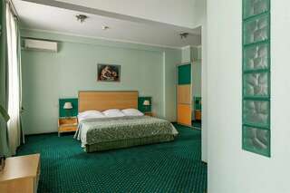 Гостиница Максима Ирбис Москва Люкс "Фисташковый"(Двухспальная кровать)-1