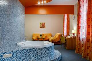 Гостиница Максима Ирбис Москва Люкс "Апельсин" (Двухспальная кровать)-5