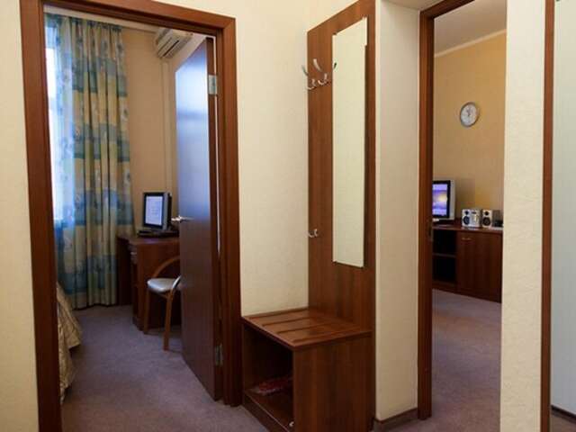 Гостиница Максима Ирбис Москва-75